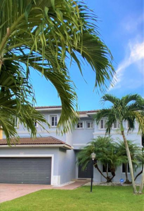 Spacious house, heated pool, private garden.